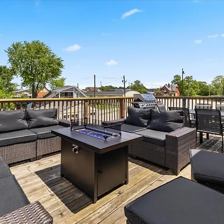 Villa Stylish 2-Story Retreat W Balcony & Parking